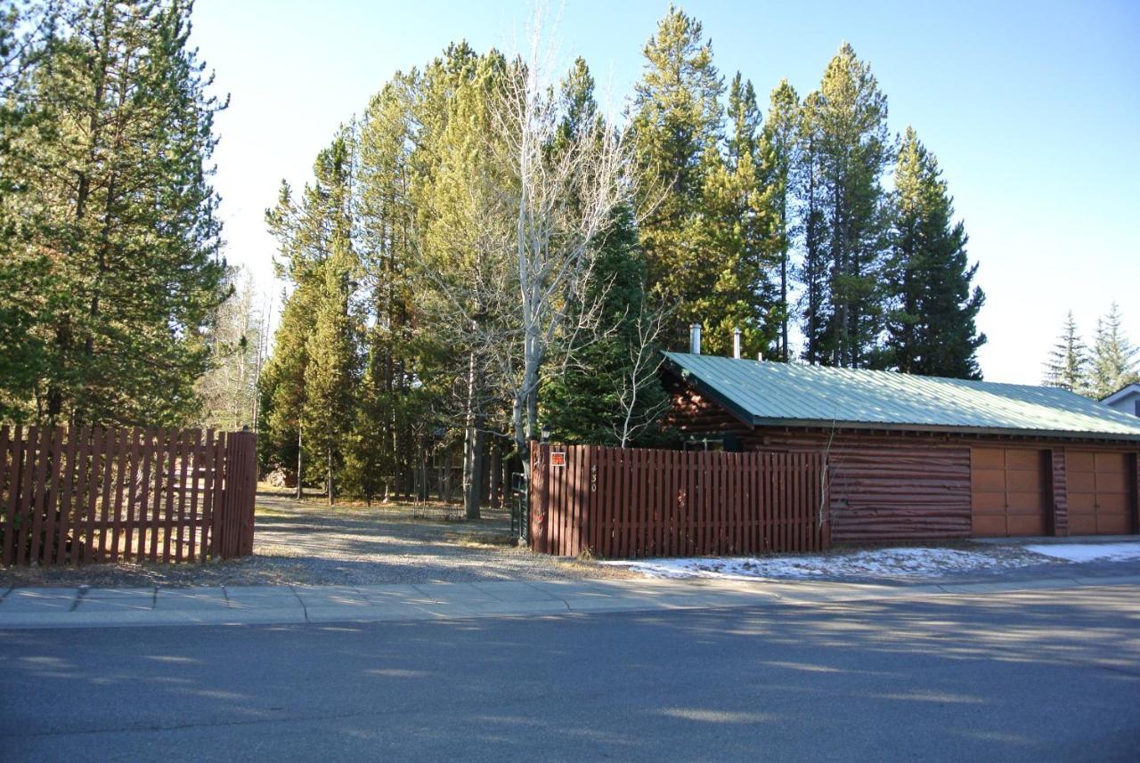 Wagon Wheel Hotel West Yellowstone Bagian luar foto