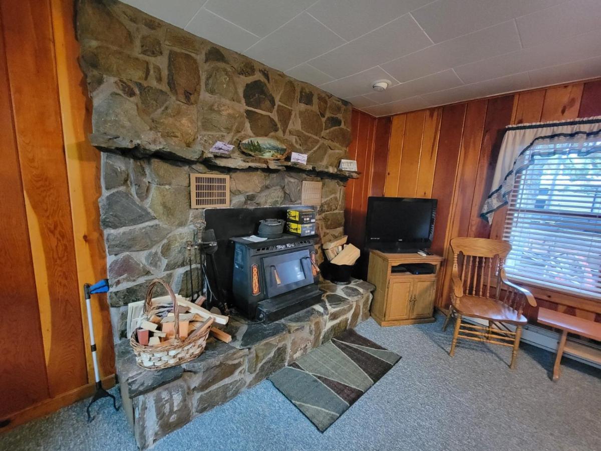Wagon Wheel Hotel West Yellowstone Bagian luar foto