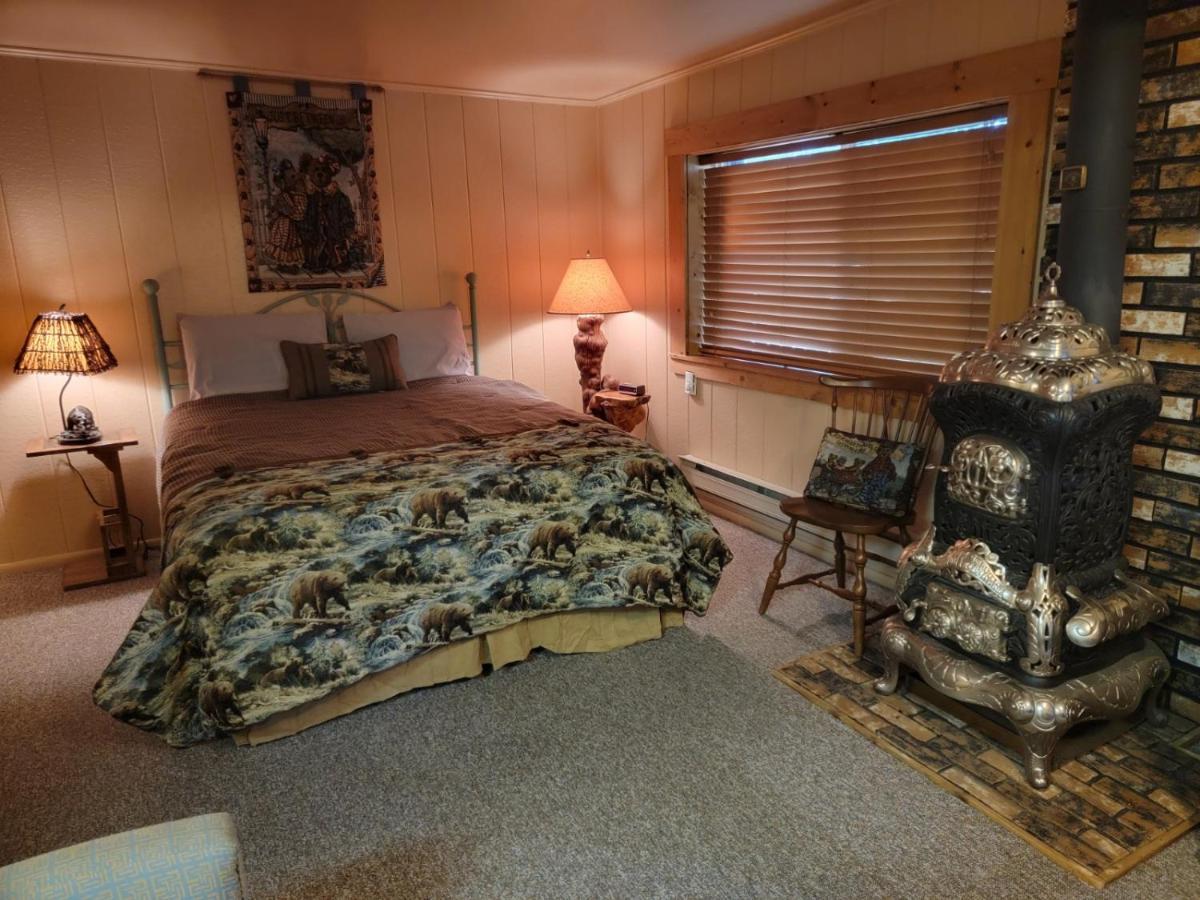 Wagon Wheel Hotel West Yellowstone Bagian luar foto