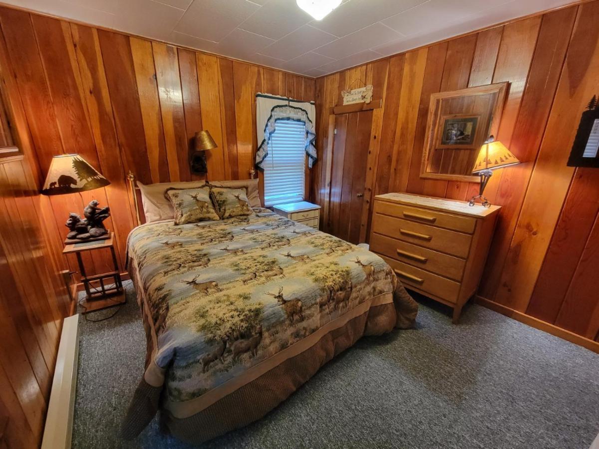 Wagon Wheel Hotel West Yellowstone Bagian luar foto