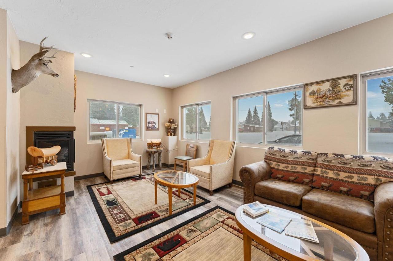 Wagon Wheel Hotel West Yellowstone Bagian luar foto
