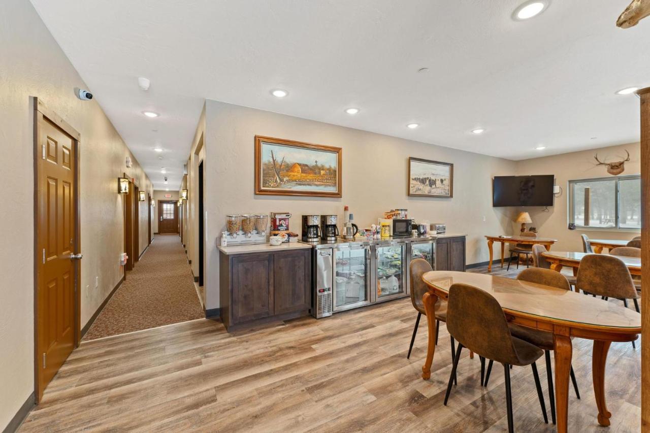 Wagon Wheel Hotel West Yellowstone Bagian luar foto