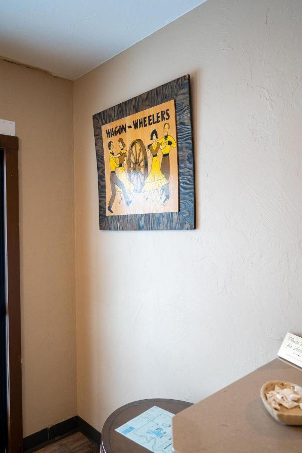 Wagon Wheel Hotel West Yellowstone Bagian luar foto