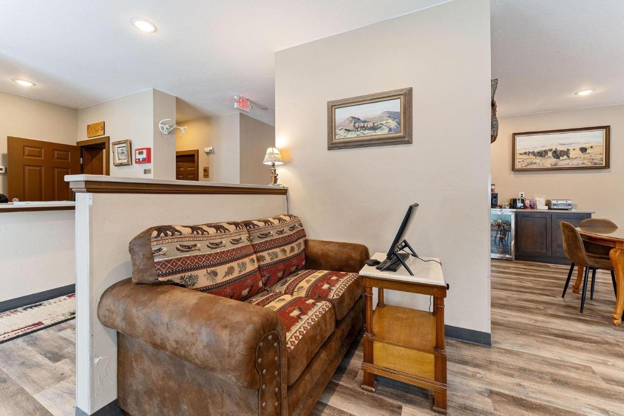 Wagon Wheel Hotel West Yellowstone Bagian luar foto