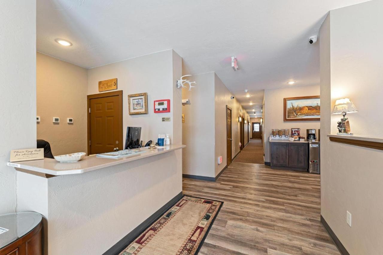 Wagon Wheel Hotel West Yellowstone Bagian luar foto
