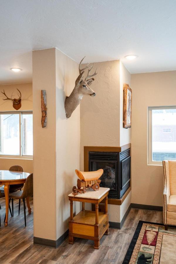Wagon Wheel Hotel West Yellowstone Bagian luar foto