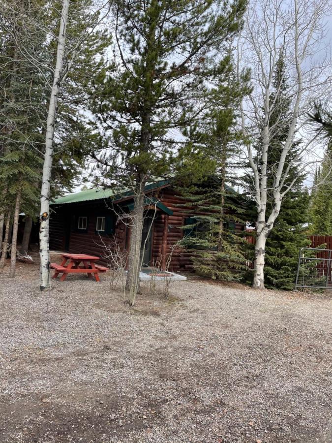 Wagon Wheel Hotel West Yellowstone Bagian luar foto