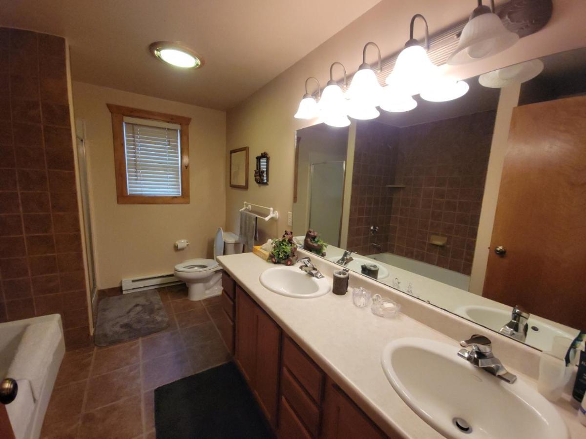 Wagon Wheel Hotel West Yellowstone Bagian luar foto