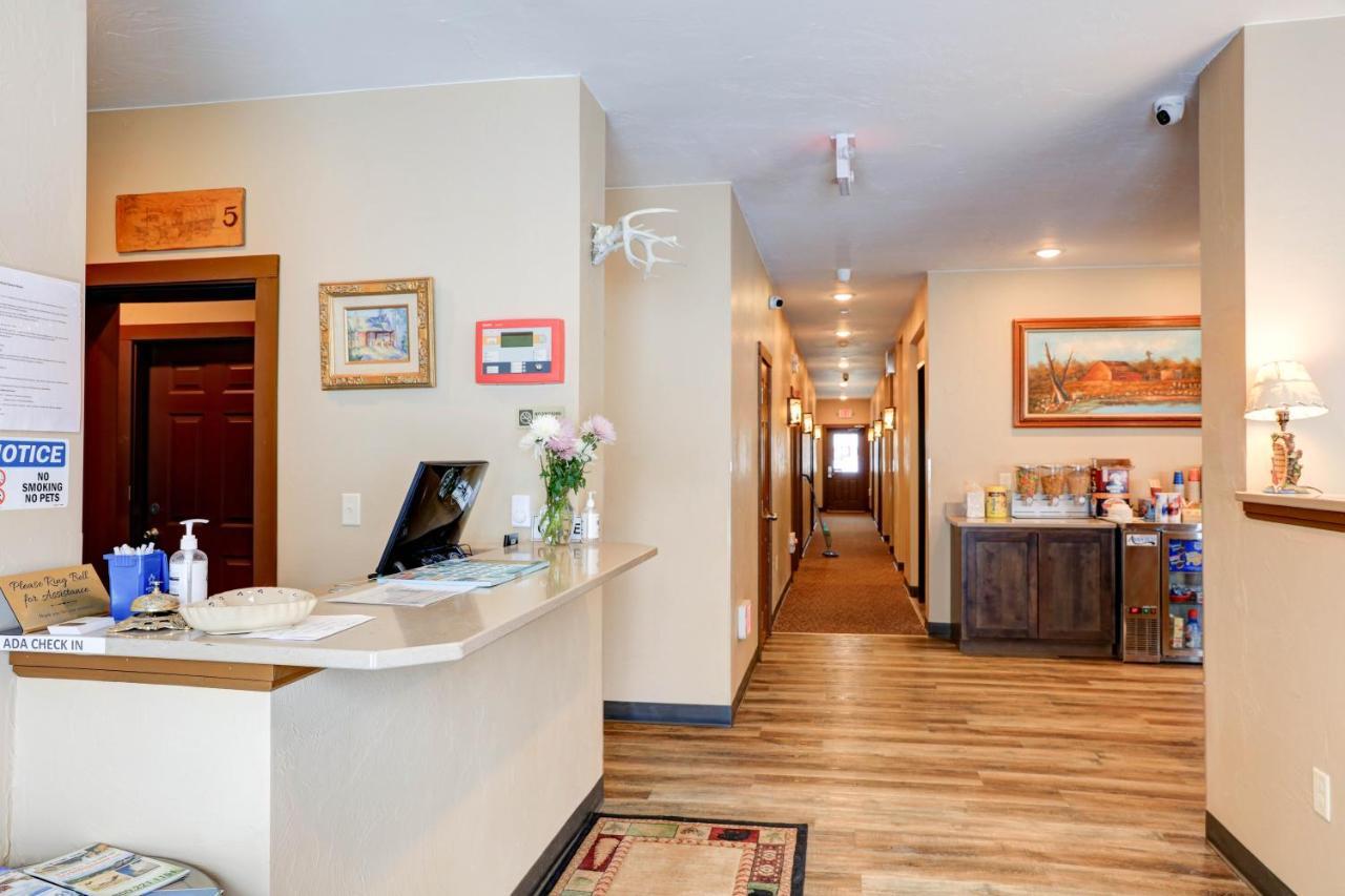 Wagon Wheel Hotel West Yellowstone Bagian luar foto