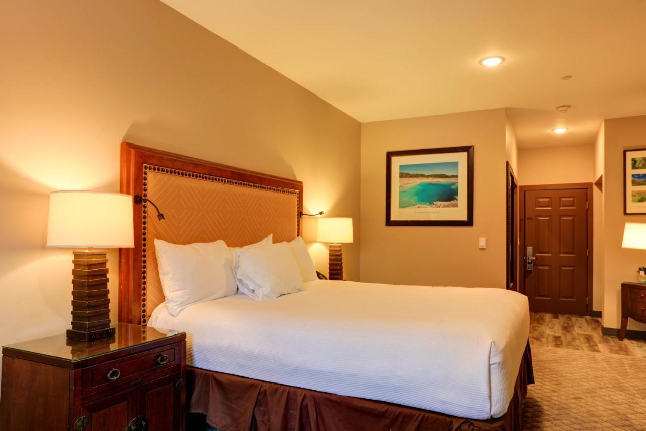 Wagon Wheel Hotel West Yellowstone Bagian luar foto