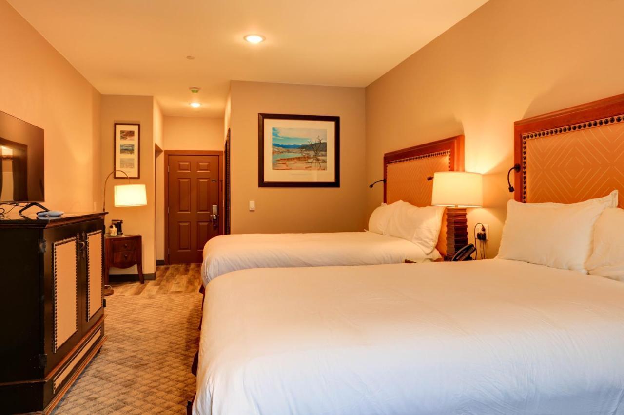 Wagon Wheel Hotel West Yellowstone Bagian luar foto