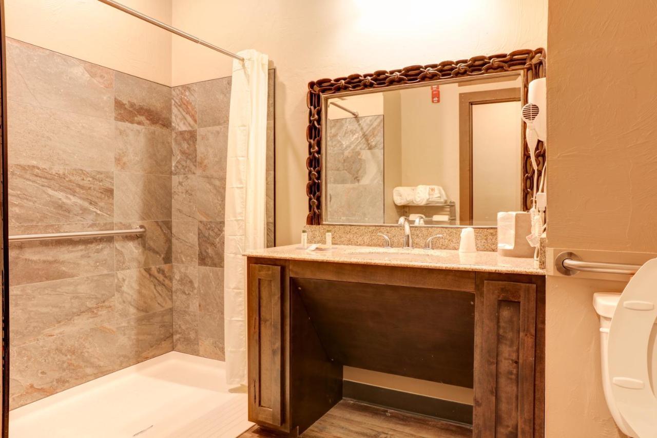 Wagon Wheel Hotel West Yellowstone Bagian luar foto