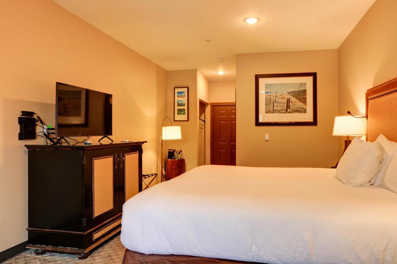 Wagon Wheel Hotel West Yellowstone Bagian luar foto