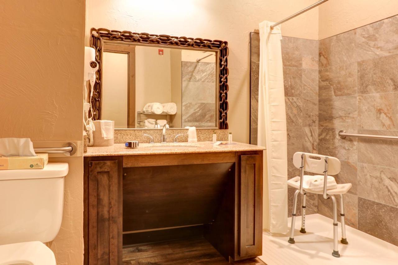 Wagon Wheel Hotel West Yellowstone Bagian luar foto