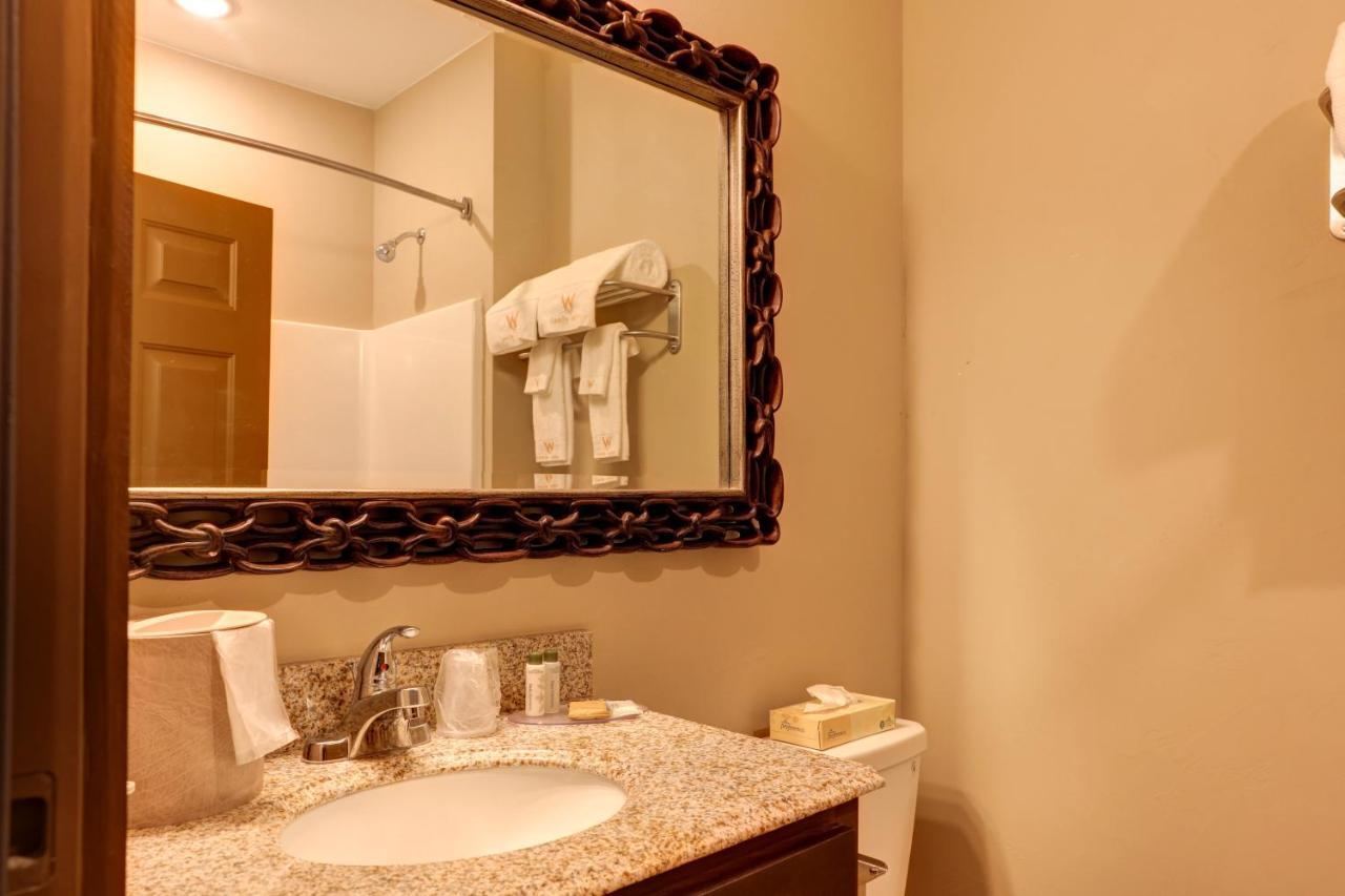 Wagon Wheel Hotel West Yellowstone Bagian luar foto