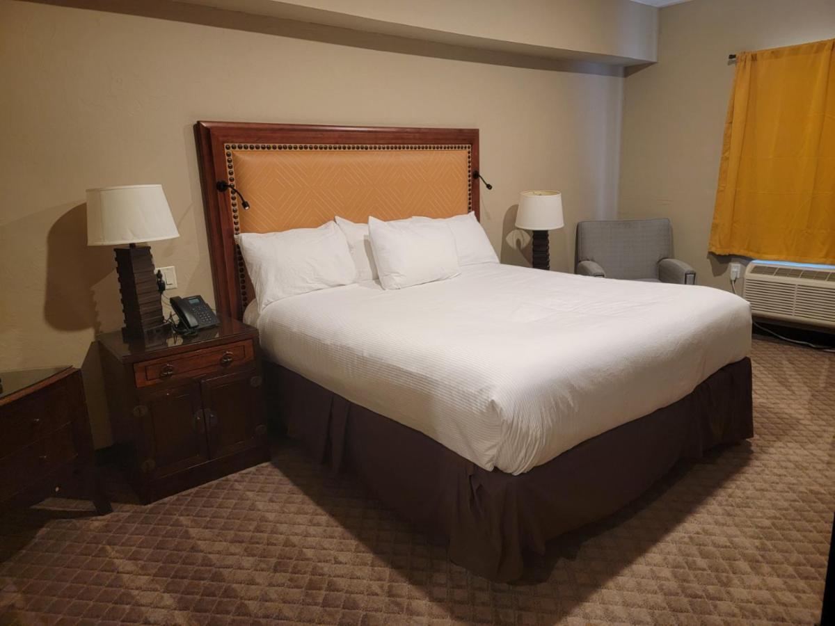 Wagon Wheel Hotel West Yellowstone Bagian luar foto