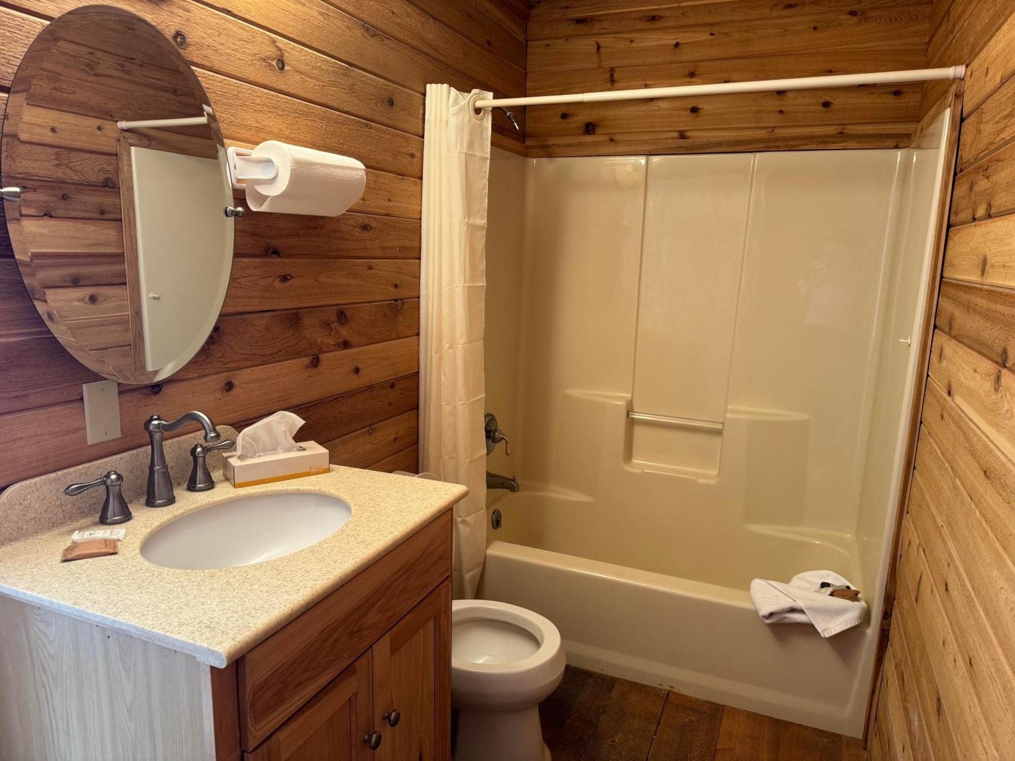 Wagon Wheel Hotel West Yellowstone Bagian luar foto