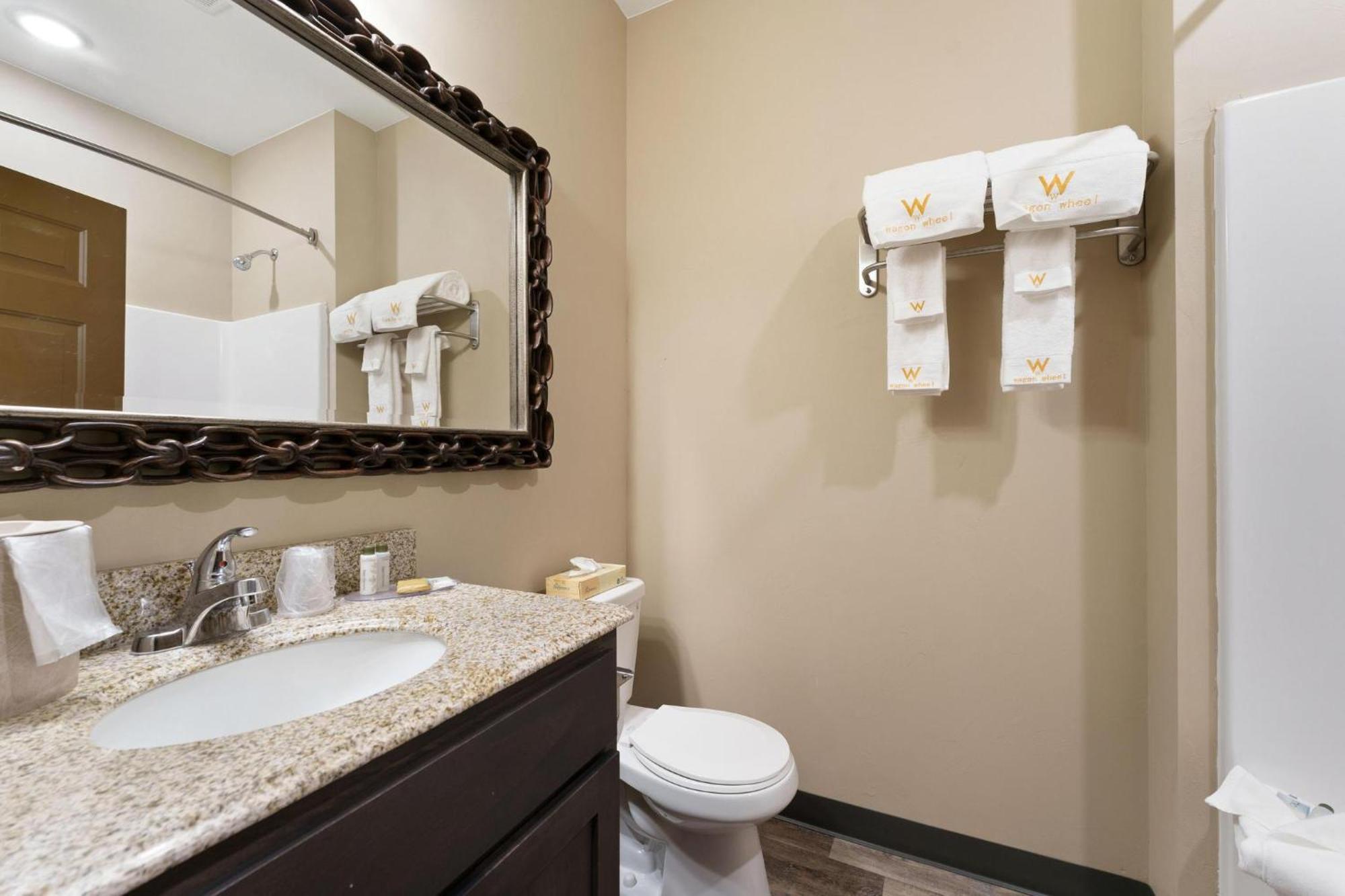 Wagon Wheel Hotel West Yellowstone Bagian luar foto