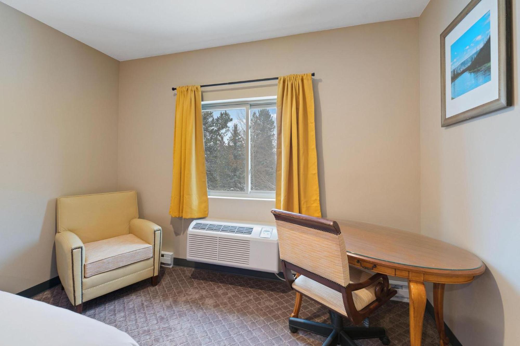 Wagon Wheel Hotel West Yellowstone Bagian luar foto